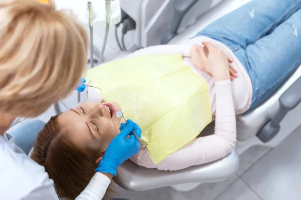 在牙医用特殊仪器治疗牙齿的高度上方 口服药 口腔医学的概念 医疗理念 牙齿美白工艺 — 图库照片