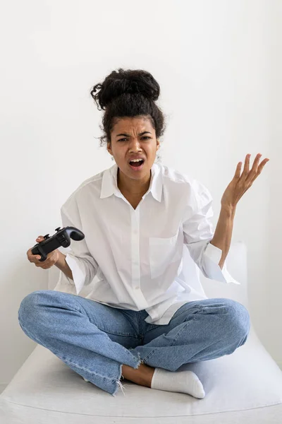 Retrato Afro Americano Disgustado Sosteniendo Joystick Pérdida Videojuegos Tecnología Realidad — Foto de Stock