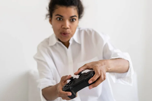 Adolescente Enérgico Con Joystick Jugando Videojuego Divirtiéndose Casa Realidad Virtual — Foto de Stock