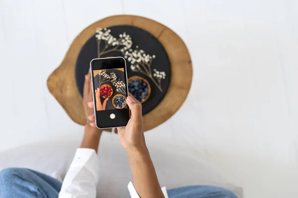 Alto Por Encima Vista Chica Afroamericana Tomando Fotos Comida Cámara —  Fotos de Stock