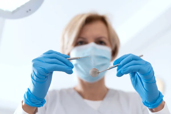 口腔科医生用牙科器械准备牙齿检查和治疗程序的基本观点 口服药的概念 保健理念 — 图库照片