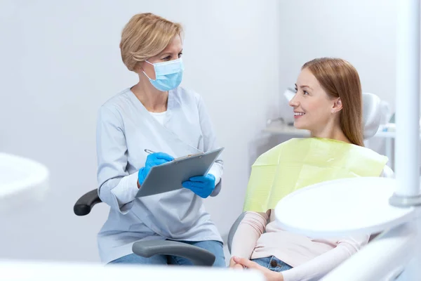现代门诊部牙治疗前对妇女进行的高质量的牙科检查照片 口腔医学部门 卫生保健概念 口腔医学的观点 — 图库照片