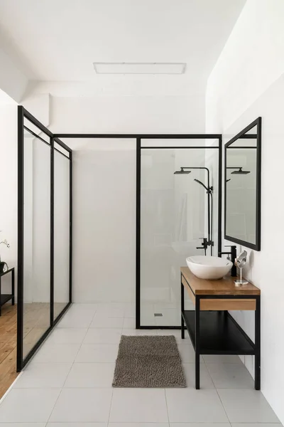 Çağdaş Banyo Tasarımı Çatı Katı Tarzı Şeffaf Bölümler Modern Cam — Stok fotoğraf