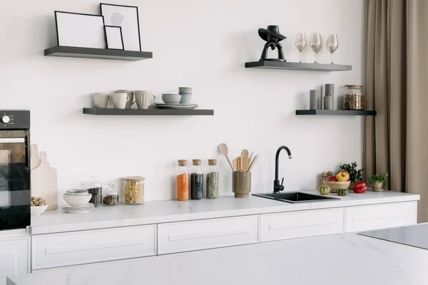 Eigentijdse Keuken Interieur Met Witte Meubels Apparaten Decor Zwarte Wastafel — Stockfoto