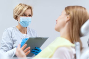 Modern klinikteki randevularda dişçinin geçmişine bakılır. Ağız tıbbı endüstrisi. Stomatoloji konsepti. Diş tedavisi