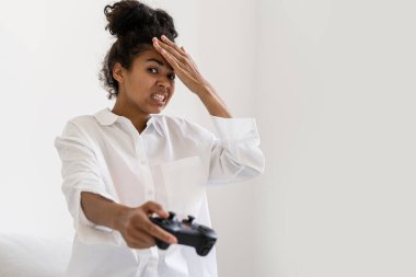 Video oyunu kaybı yüzünden hayal kırıklığına uğramış Afro-Amerikan joystick 'inin portresi. Sanal gerçeklik teknolojisi. Gençler için eğlence zamanı.