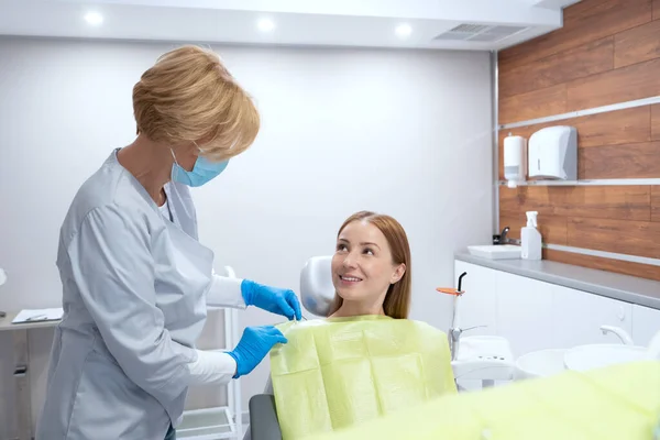 牙医为病人准备牙齿治疗 植入或美白程序的肖像 咨询口腔科医生 口腔医学概念 — 图库照片