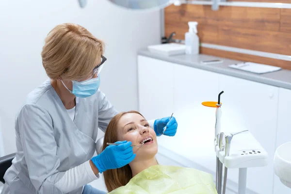 口腔科医生在现代诊所办公室治疗病人牙齿的侧视图 口腔医学部门 牙科学的概念 台架安装过程 牙齿植入或美白 — 图库照片