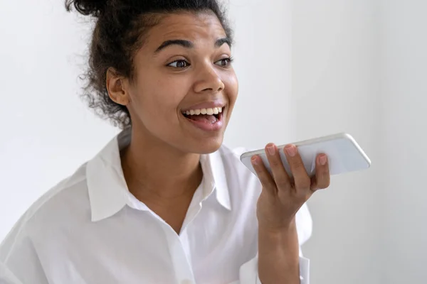 Retrato Recortado Una Hermosa Chica Afroamericana Grabando Mensaje Voz Tecnología —  Fotos de Stock