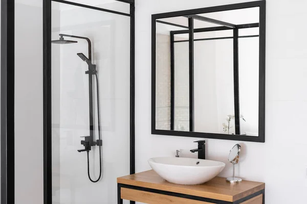 用透明的淋浴器清洁浴室 洗澡间和镜子都是阁楼式的 最低限度的浴室和家具 当代家居室内设计理念 — 图库照片