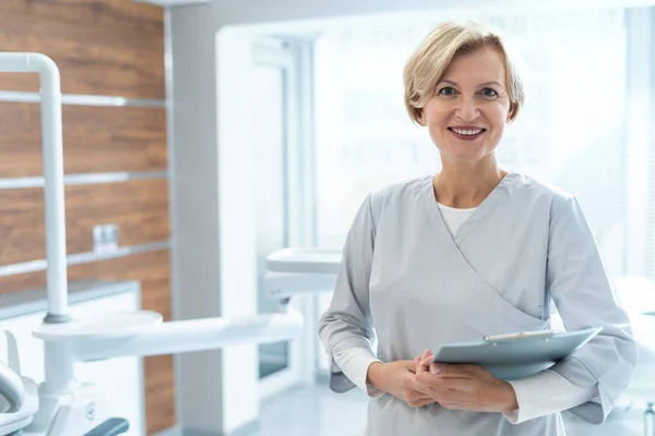 Porträtt Leende Stomatolog Med Dokument Mapp Står Hennes Moderna Sjukhus — Stockfoto