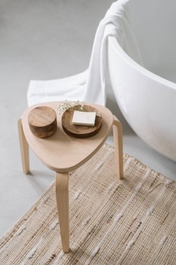 Çağdaş banyodaki ahşap tabakada el yapımı sabun manzarası çok yüksektir. Arka planda seramik banyo. Yeni otel spa 'sı. Rahatlama zamanı. Ev konforu