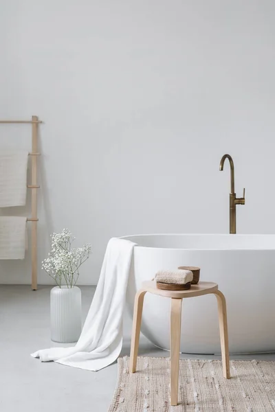 Ausgeschnittene Ansicht Der Weißen Badewanne Mit Dekor Modernem Badezimmerdesign Home — Stockfoto