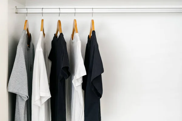 Košile Dřevěných Ramínkách Kolejích Uvnitř Bílého Moderního Šatníku Skříni Visely — Stock fotografie