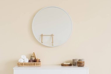 Banyodaki aynanın yanındaki çekmecede banyo aksesuarlarının kaliteli bir fotoğrafı. Beyaz rulo havlu, kavanoz ve fırça kullanımı. Ev spa konsepti. Güzellik öğeleri