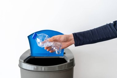 Kırpılmış insan görüntüsü plastik şişeyi kabın içine atar. Çevre koruma konsepti. Ekolojik yaşam tarzı. Çöp geri dönüşüm kutusu. Çöp Sıralama