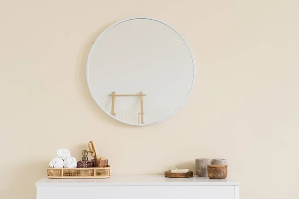 Banyodaki Aynanın Yanındaki Çekmecede Banyo Aksesuarlarının Kaliteli Bir Fotoğrafı Beyaz — Stok fotoğraf