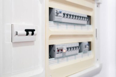 Konut binasında asılı olan elektrik sayacının yan görüntüsü. Şu anki benzin tüketimi. Güç anahtarı paneli. Elektrik ekipmanları