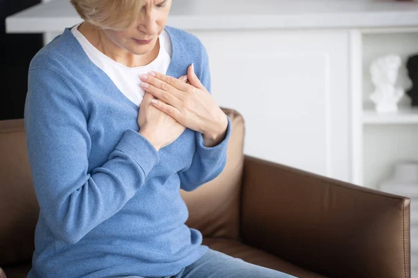 Conceito Problemas Saúde Doenças Cardiovasculares Cardíacas Vista Cortada Mulher Madura — Fotografia de Stock