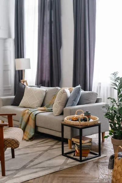 Evde kal, hafta sonu konseptinin tadını çıkar. Kahvaltı tepsisi, kruvasan ve oturma odasındaki rahat kanepenin yanında çay standı. Antika mobilyalı Retro tarzı bir daire