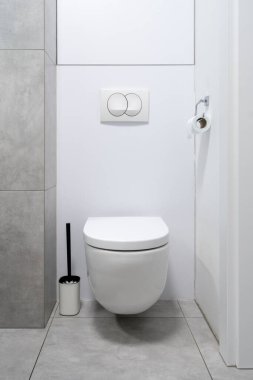 Çağdaş banyo iç tasarımında beyaz seramik klozet kapağı. Modern otel tuvaletleri. İnsanlar için modern olanaklar. Tuvalet malzemeleri.