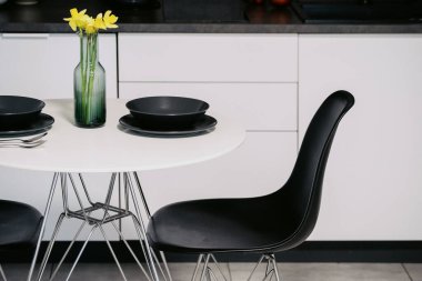 Modern yemek odası iç tasarımının kırpılmış görüntüsü. Yemek yemek için bir yer. Ev konforu. Satılık lüks mülkler. Parlak oda projesi