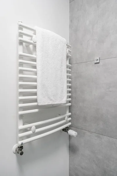 Seitenansicht Des Sauberen Handtuchs Das Modernen Badezimmer Interieur Trockner Hängt — Stockfoto