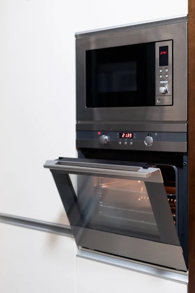 Modern Mutfak Tasarımında Açık Kapılı Siyah Fırın Fırın Konsepti Çağdaş — Stok fotoğraf