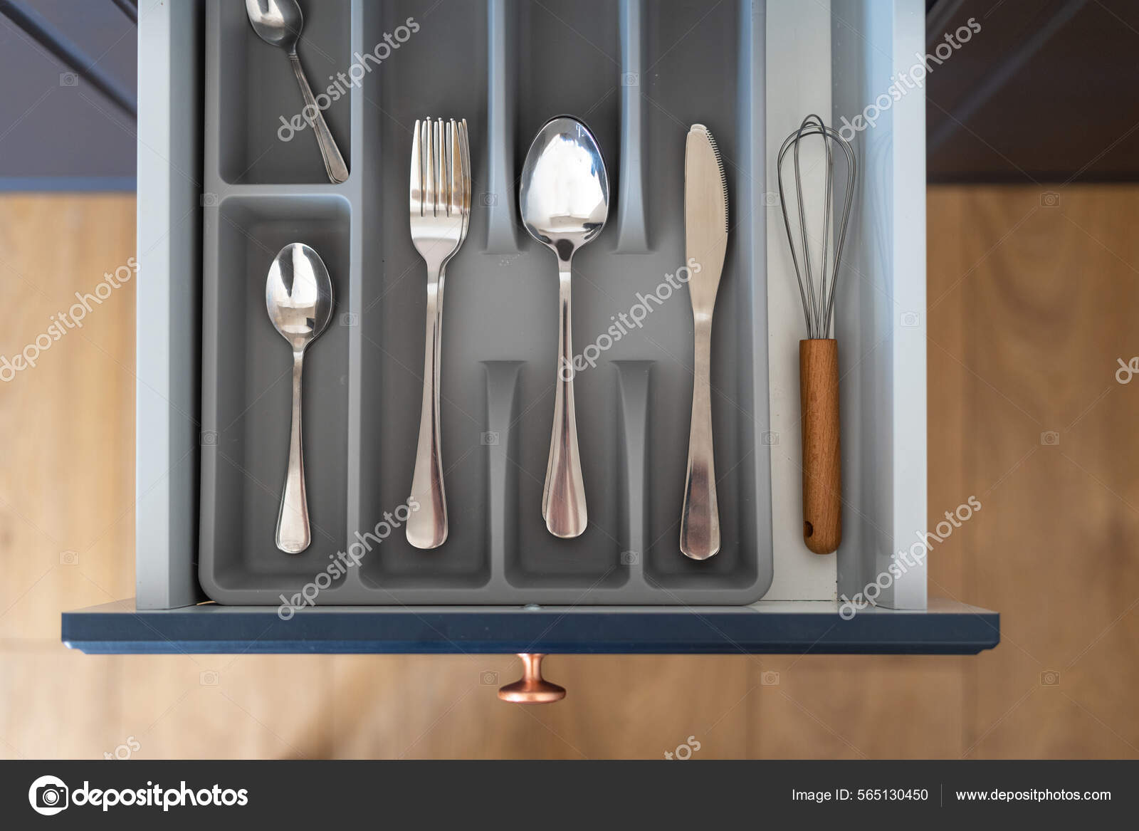 https://st.depositphotos.com/5339154/56513/i/1600/depositphotos_565130450-stock-photo-kitchen-drawer-cutlery-set-flat.jpg