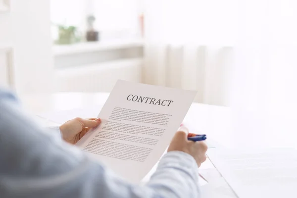 Vista Cortada Pessoa Segurando Documento Mãos Estudar Termos Contrato Conceito — Fotografia de Stock