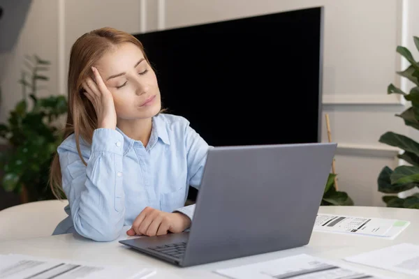 Pojem Vyčerpání Monotónní Práce Úřadu Unavená Zaměstnankyně Sedí Notebookem Stolem — Stock fotografie
