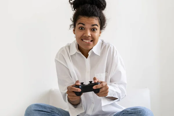 用操纵杆玩电子游戏的充满活力的非洲裔美国千禧年女孩的肖像 现代虚拟现实技术 非洲裔妇女在家玩电脑游戏 — 图库照片