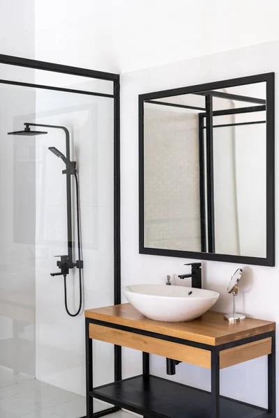 Boční Pohled Současnou Koupelnu Transparentní Sprchou Bílý Dřez Zrcadlo Moderní — Stock fotografie