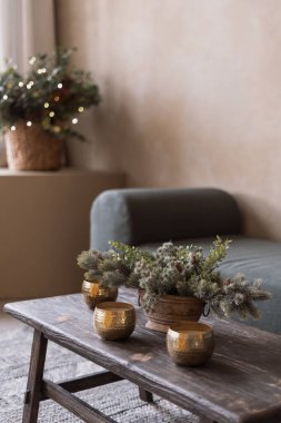 Dekorlu klasik bronz kaseler. İç dekorasyonlu. Noel ya da yeni yıl hazırlıkları. Ev rahatlığı. Daire detayları. Mutlu Noeller.