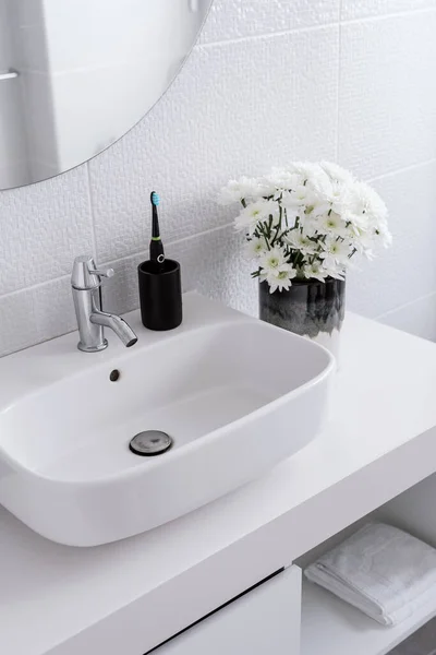 高高地俯瞰浴室室内设计 色调洁白 带有水槽 花朵和电动牙刷 设计和风格 酒店房间 早上例行公事美的概念 — 图库照片