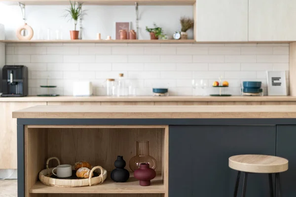Offener Aufbewahrungsschrank Mit Vase Wohndekor Und Frühstückstablett Regal Moderne Wohnung — Stockfoto
