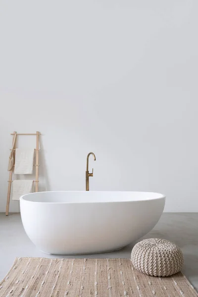 Vertical Photo Classic White Tub Standing Bathroom Decor Modern Interior — Foto de Stock