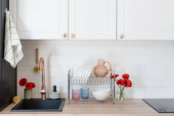 Clean Plates Glasses Drainer Washing Tabletop Scandi Style Kitchen Interior — Stockfoto