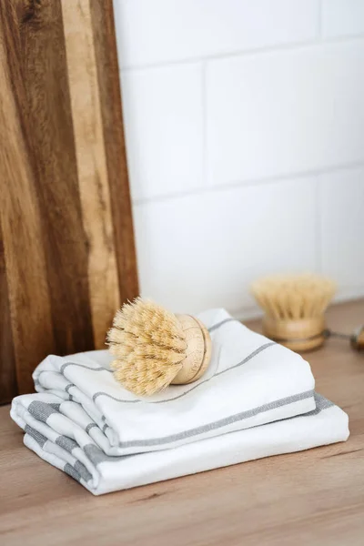 Vertical Shot Dishwashing Brush Eco Friendly Material Clean Towels Wooden — стоковое фото