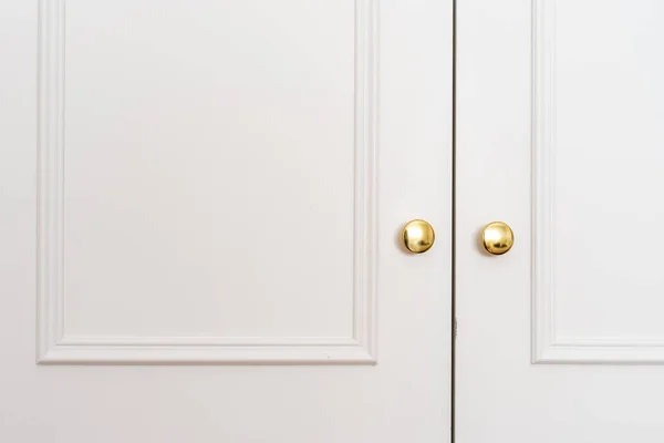 Amerikan Klasiği Tarzında Beyaz Gardıroba Kapalı Kapının Bir Parçası Lüks — Stok fotoğraf