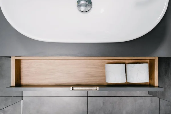 楼上的床头柜上有两卷卫生纸 个人卫生 清洁和必要的概念 现代浴室室内设计 — 图库照片