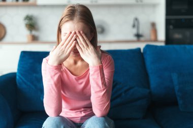 Depresyondaki genç bayanın elleriyle yüzünü örten portresi. Sosyal fobi konsepti. Psikolojik ve duygusal sorunlar. Üzüntü ve endişe