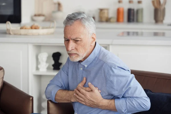 Conceito Saúde Problemas Cardiovasculares Homem Idoso Com Doença Cardiológica Sentindo — Fotografia de Stock