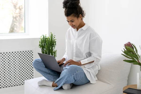 Portret Van Aantrekkelijk Afrikaans Amerikaans Meisje Dat Typt Laptop Toetsenbord — Stockfoto