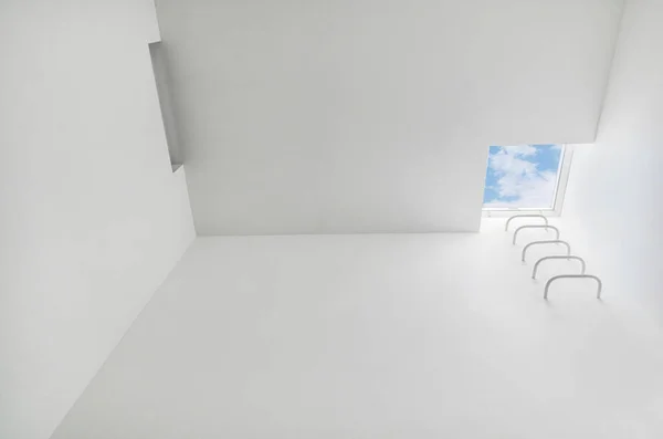 Nízký Úhel Pohledu Bílý Moderní Prostor Budově Schodištěm Přístup Střechu — Stock fotografie