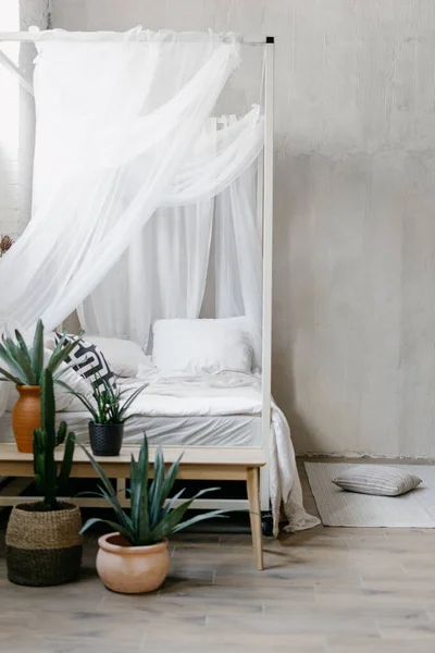 Vertikale Aufnahme Einer Minimalistischen Wohnung Mit Baldachin Über Einem Boho — Stockfoto