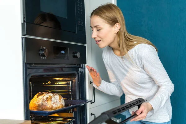 彼女の台所で焼きたてのパンを作ることを扱う女性の側面の眺め 自宅で料理 伝統的な自家製の食事 パン屋のコンセプト 料理趣味 — ストック写真