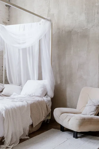 Вертикальний Знімок Зручного Крісла Стоїть Біля Затишного Ліжка Подушками Подушками — стокове фото