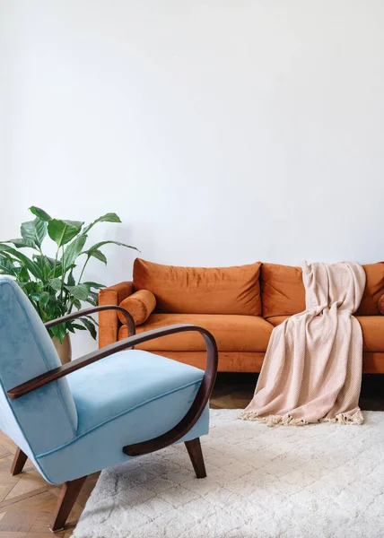 Hellblauer Sessel Steht Vor Orangefarbenem Sofa Ein Teil Der Altmodischen — Stockfoto