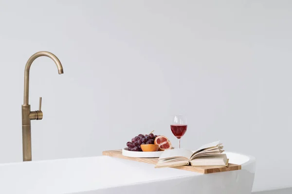 Keramische Weiße Badewanne Mit Essen Trinken Und Buch Modernes Interieur — Stockfoto